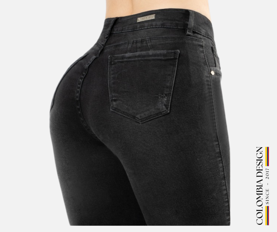 Jean Skinny, bolsillos traseros, color Negro, con desgastes modernos y roto en las rodillas. Ref 112.