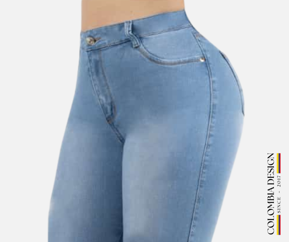 Jean Skinny, tiro alto, levanta cola, bolsillos traseros, color Azul claro. Ref 22.