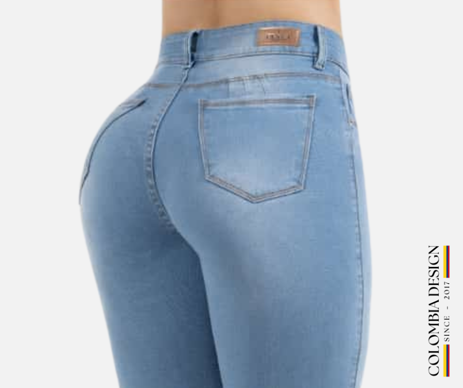Jean Skinny, tiro alto, levanta cola, bolsillos traseros, color Azul claro. Ref 22.
