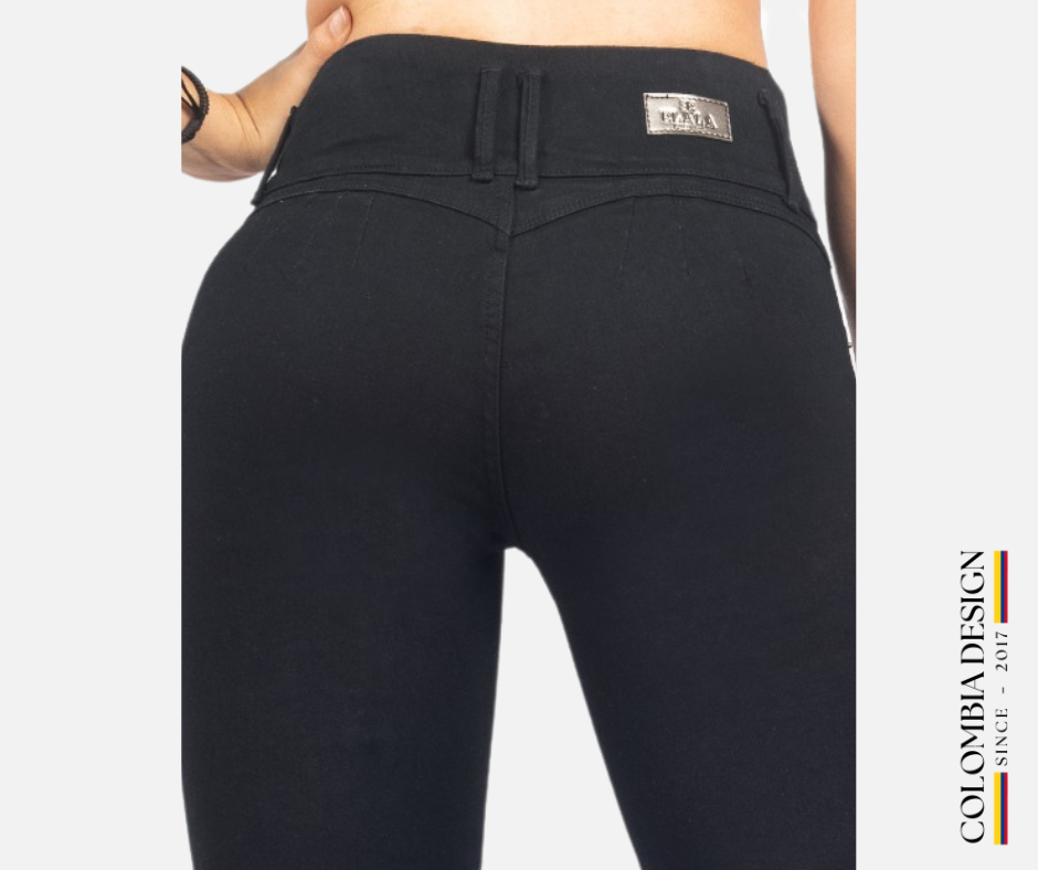 Jean Skinny, tiro alto, levanta cola, 3 botones, color negro. Ref 50.