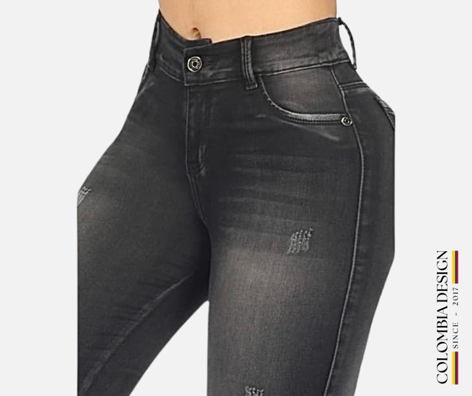 Jean Skinny, con bolsillos traseros, tiro medio, color Gris con detalles modernos. Ref 52.