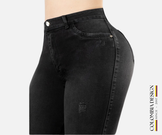 Jean Skinny, bolsillos traseros, color Negro, con desgastes modernos y roto en las rodillas. Ref 112.