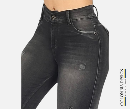 Jean Skinny, con bolsillos traseros, tiro medio, color Gris con detalles modernos. Ref 52.